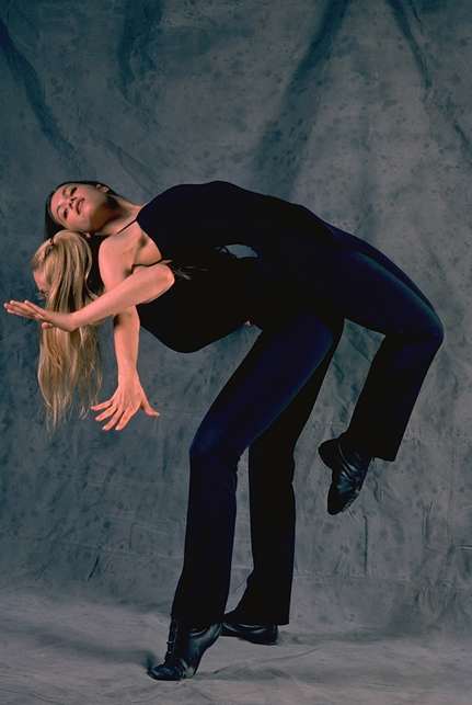 Dos bailarinas haciendo ejercicios de espalda